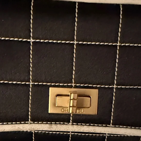 CHANEL Black and White Quilted Shoulder Bag with Gold Chain - Picture 2 of 15